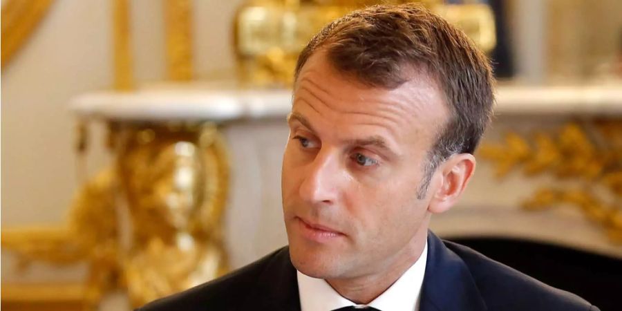 Der französische Staatspräsident Emmanuel Macron schaut bei einer Kabinettssitzung ins Leere.