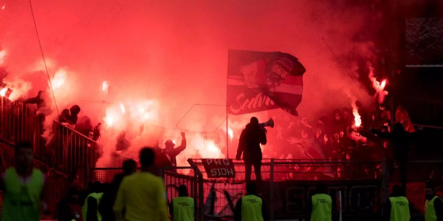 Das hätte passieren können: Die Fans von Sion räuchern das Stadion.