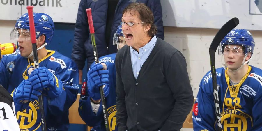 Arno Del Curto (Mitte) regt sich in einem Spiel des HC Davos auf.