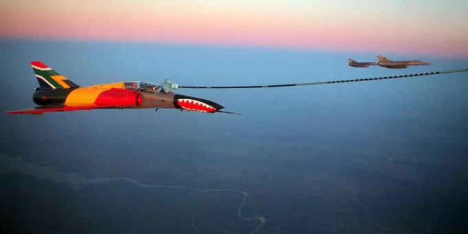 Auch mit der Bemalung von Kampfjets hat Südafrika Erfahrung. Hier ein «Atlas Cheetah», eine südafrikanische Eigenentwicklung auf Basis der französischen Mirage III, beim Auftanken über der Limpopo-Provinz. Auch mit der Bemalung von Kampfjets hat Südafrika Erfahrung. Hier ein «Atlas Cheetah», eine südafrikanische Eigenentwicklung auf Basis der französischen Mirage III, beim Auftanken über der Limpopo-Provinz.