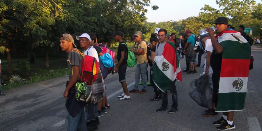 Migranten aus Mittelamerika brachen am frühen Morgen von Huixtla im Bundesstaat Chiapas (MEX) auf.