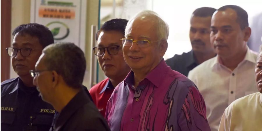 Malaysias Ex-Regierungschef Najib Razak verlässt den Gerichtssaal in Kuala Lumpur.