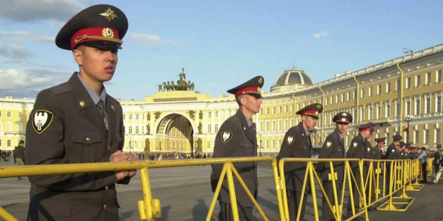 Polizisten sorgen in St. Petersburg (RUS) für Sicherheit. (Symbolbild)