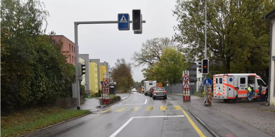 Das von der Kantonspolizei Graubünden zur Verfügung gestellte Bild zeigt den eine Ambulanz neben dem Zebrastreifen mit Ampelanlage in Igis GR, an dem ein kleines Mädchen angefahren wurde.