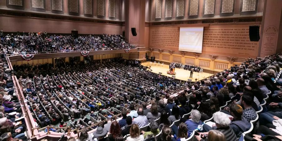 Besucher einer Trauerfeier gedenken den Opfern des Angriffs auf die Synagoge in Pittsburgh.