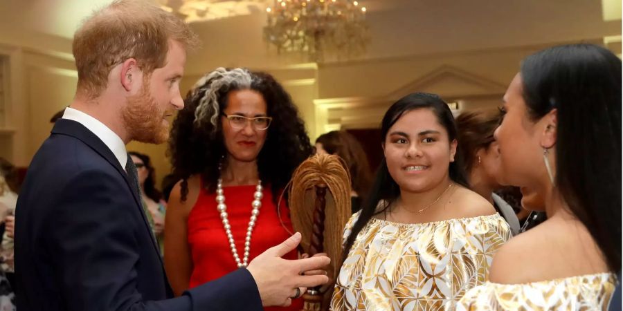 Prinz Harry redet mit Gästen im Gouverneurshaus in Wellington.