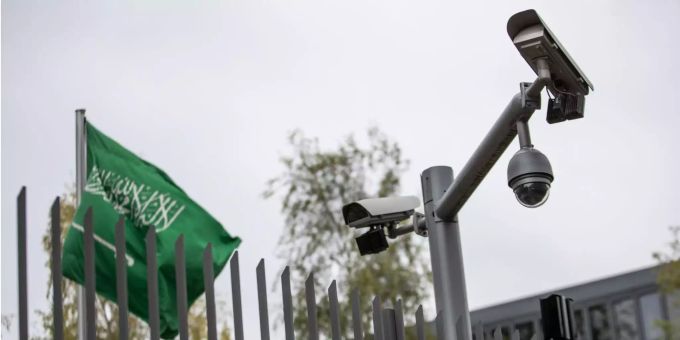 Kameras überwachen die saudi-arabische Botschaft in Berlin. Kameras überwachen die saudi-arabische Botschaft in Berlin.
