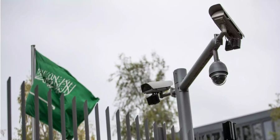 Kameras überwachen die saudi-arabische Botschaft in Berlin.