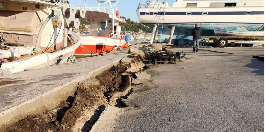 Schäden am Hafen von Zakynthos nach dem Erdbeben.