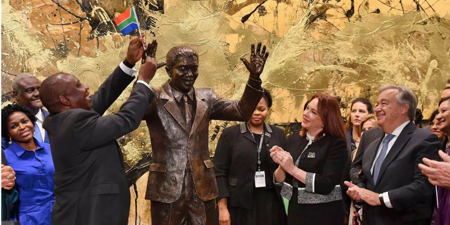 Cyril Ramaphosa (l), Präsident von Südafrika, Maria Fernanda Espinosa (M), Vorsitzende der Generalversammlung der Vereinten Nationen und Antonio Guterres (r), Generalsekretär der Vereinten Nationen bei der feierlichen Enthüllung einer Nelson Mandela-Statue im Hauptquartier der Vereinten Nationen in New York.