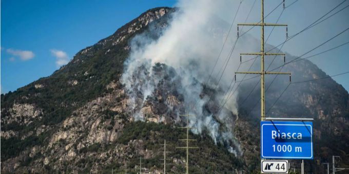 Der Waldbrand bei Pollegio TI in Biasca. Der Waldbrand bei Pollegio TI in Biasca.