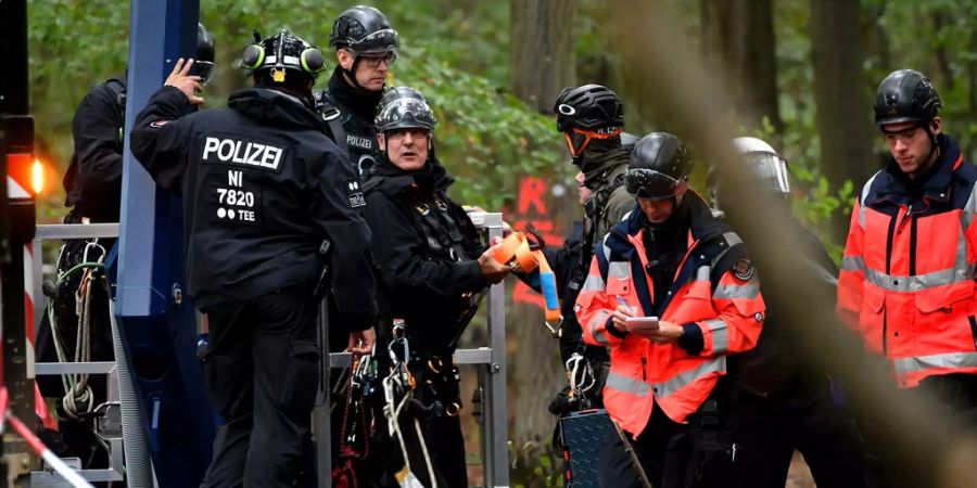 Polizisten bereiten eine Räumungsaktion im Hambacher Forst vor.