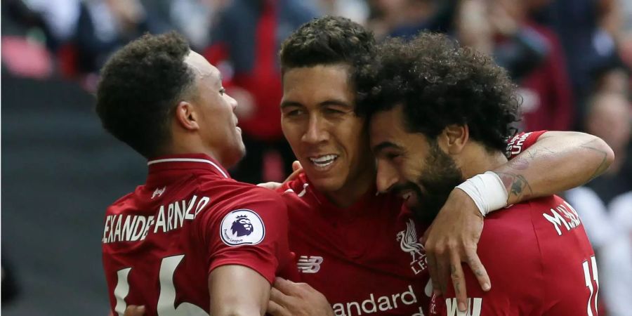 Roberto Firmino (m.) vom FC Liverpool freut sich mit seinen Teamkollegen Mohamed Salah (r.) und Trent Alexander-Arnold über sein Tor zum 0:2.