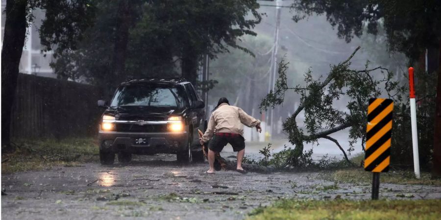 Ein Ast fällt wegen des Sturms auf die Strasse.