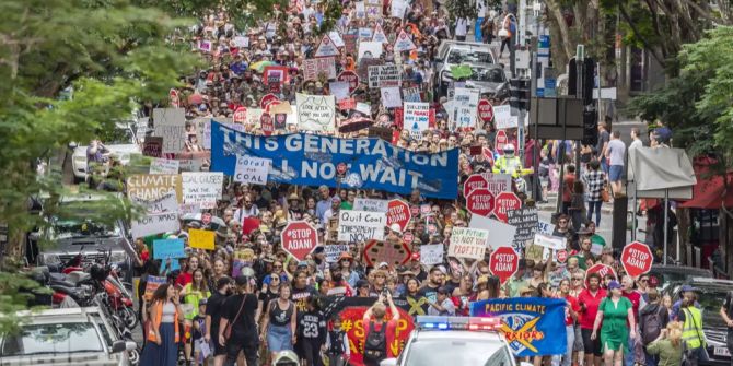 Tausende Menschen protestieren in Brisbane gegen den Klimawandel und den Bau einer Kohlemine der indischen Adani.