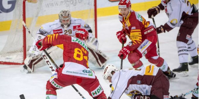 Eero Elo (SCL Tigers, links) kämpft mit Jeremy Wick (Genf-Servette) um den Puck Eero Elo (SCL Tigers, links) kämpft mit Jeremy Wick (Genf-Servette) um den Puck