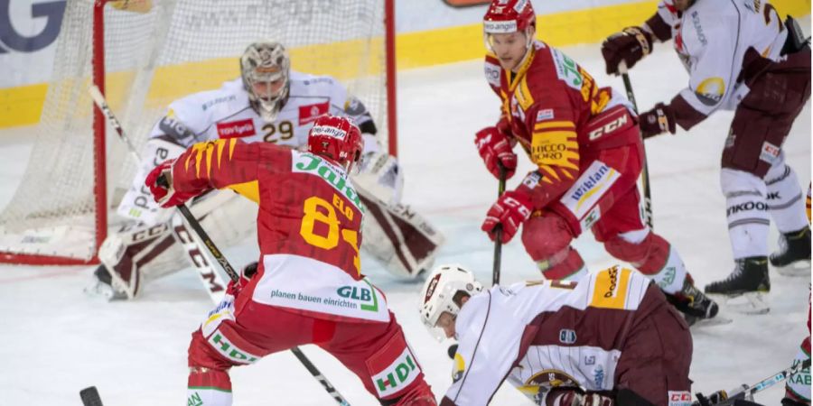 Eero Elo (SCL Tigers, links) kämpft mit Jeremy Wick (Genf-Servette) um den Puck