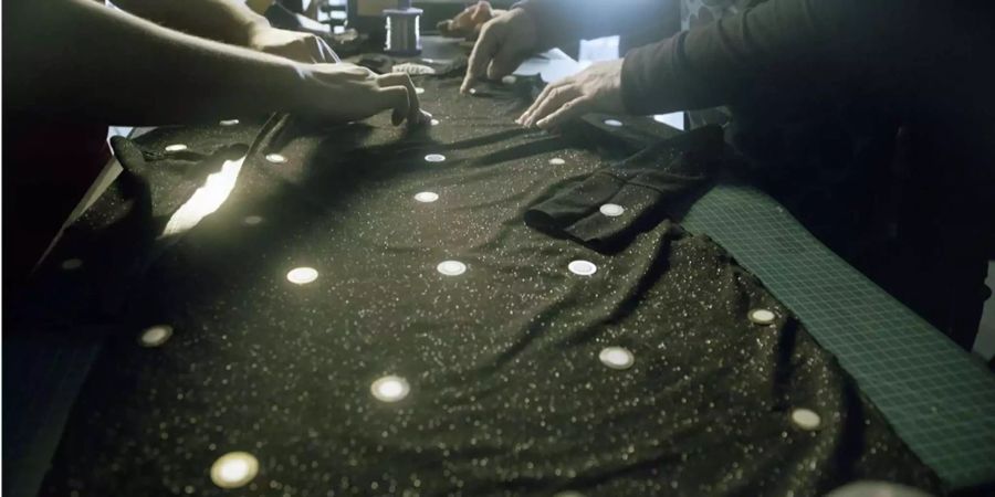 Die hauchdünnen Sensoren werden in das glitzernde Kleid eingenäht und registrieren jede Berührung.