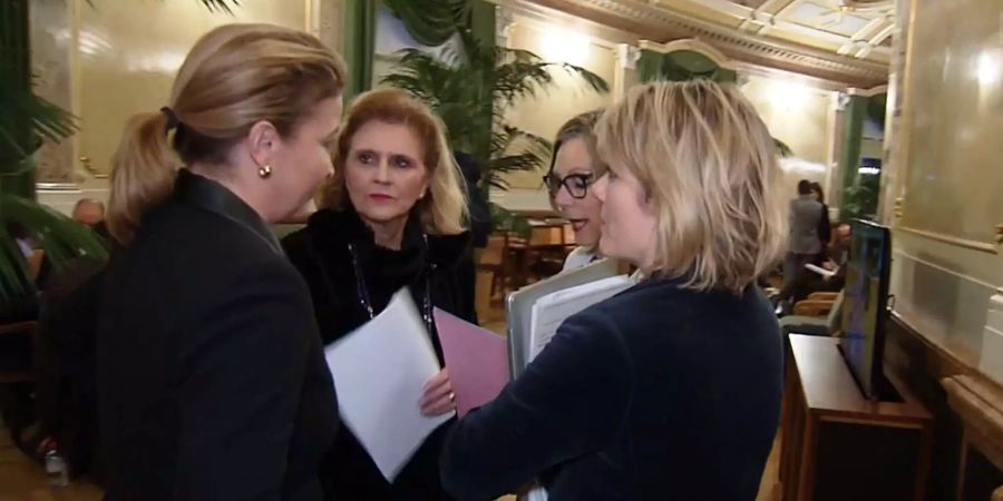 Barbara Schmid-Federer, Doris Fiala, Maya Graf und Kathrin Bertschy (v.l.) demonstrieren Einigkeit. Susanne Leutenegger Oberholzer fehlt.