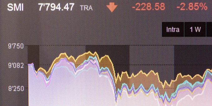 Der Leitindex SMI ist heute Donnerstag unter die 8800-Marke gefallen. Ein Bildschirm an der Börse zeigt den Kursverlauf des SMI im Juni 2016 in Zürich.