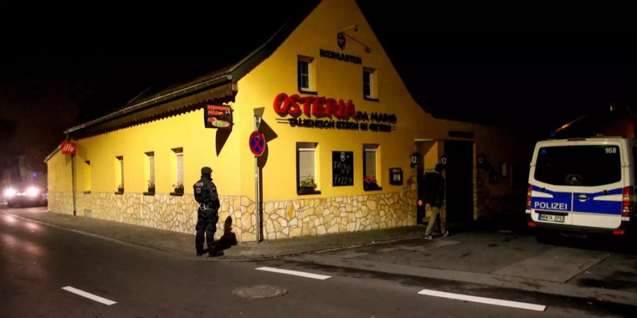 Eine Pizzeria wird im Zusammenhang mit der Mafia durchsucht.