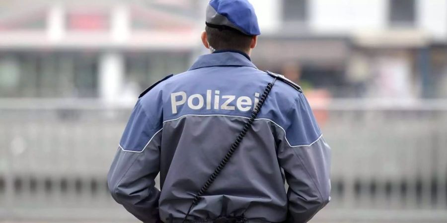 Ein Zürcher Stadtpolizist vor der Hauptwache Urania in Zürich.