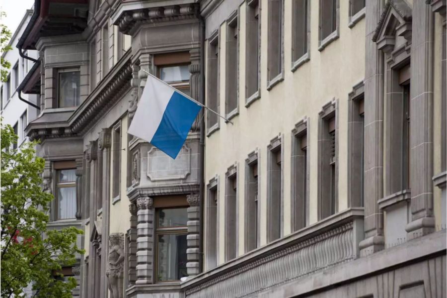 Luzerner Flagge am Stadthaus in Luzern im Mai 2016 - Keystone