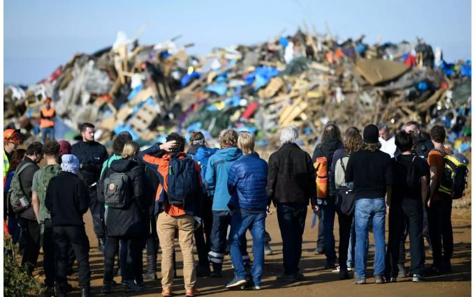 Aktivisten stehen am Hambacher Forst auf dem Geländer der RWE vor einer Ansammlung von Gegenständen. Dort werden die Sachen gelagert, die bei der Räumung der Camps in den vergangenen Wochen beschlagnahmt wurden. Aktivisten stehen am Hambacher Forst auf dem Geländer der RWE vor einer Ansammlung von Gegenständen. Dort werden die Sachen gelagert, die bei der Räumung der Camps in den vergangenen Wochen beschlagnahmt wurden.
