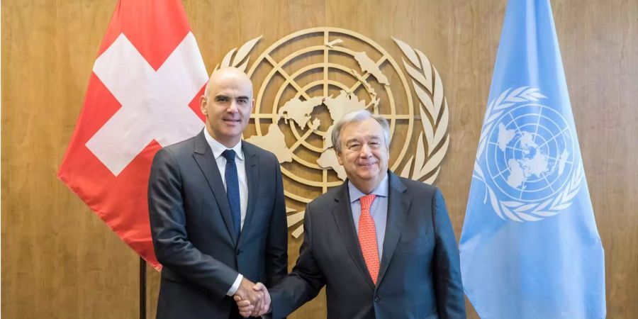 Alain Berset (l), Bundespräsident der Schweiz, gibt Antonio Guterres, UN-Generalsekretär, vor einem Treffen am Rande der 73. Sitzung der Generalversammlung der Vereinten Nationen die Hand.