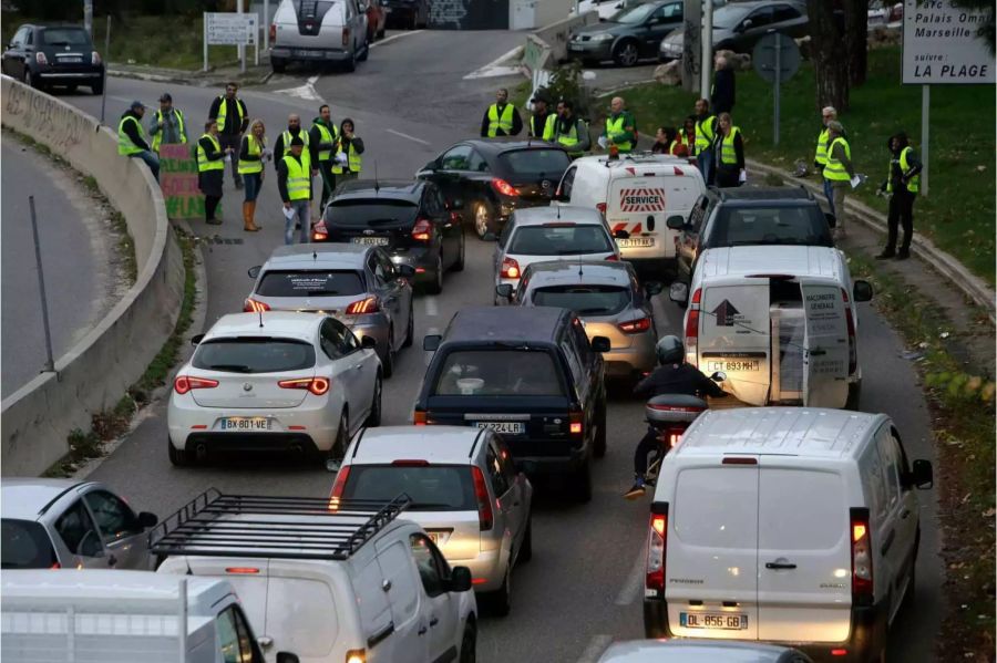 Demonstranten blockieren in Marseille aus Protest gegen höhere Spritpreise eine Autobahnausfahrt.