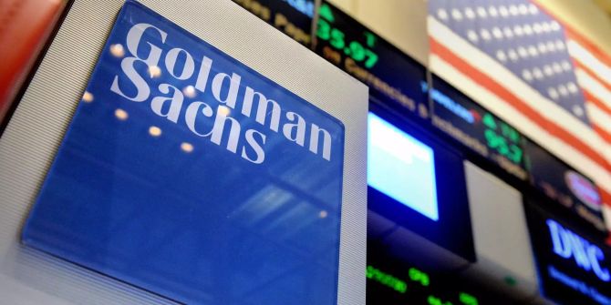 Das Logo der Investmentbank Goldman Sachs ist auf dem Parkett der New Yorker Börse zu sehen.