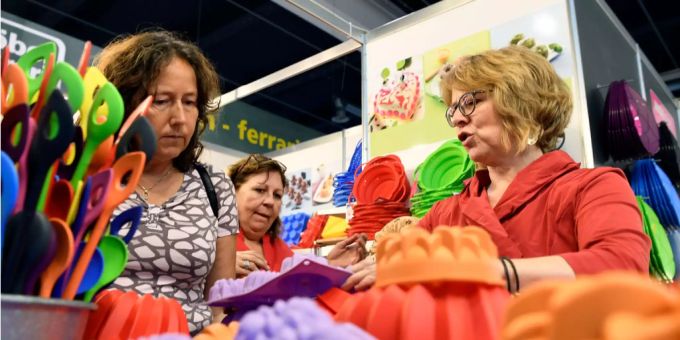 Küchenhilfen an der Züspa, der traditionellen Zürcher Herbstmesse. Küchenhilfen an der Züspa, der traditionellen Zürcher Herbstmesse.