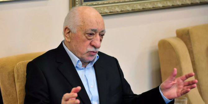 Fethullah Gülen spricht vor Pressevertretern.