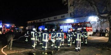 Die Feuerwehr steht bei dem Brand in Neunkirchen am Sand (D) im Einsatz.