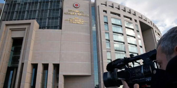 Ein Kameramann filmt den Justizpalast Caglayan in der Stadt Istanbul.