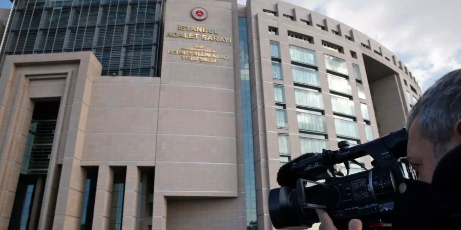 Ein Kameramann filmt den Justizpalast Caglayan in der Stadt Istanbul.