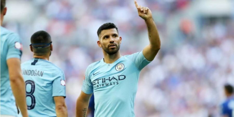 Sergio Agüero hebt einen Finger.