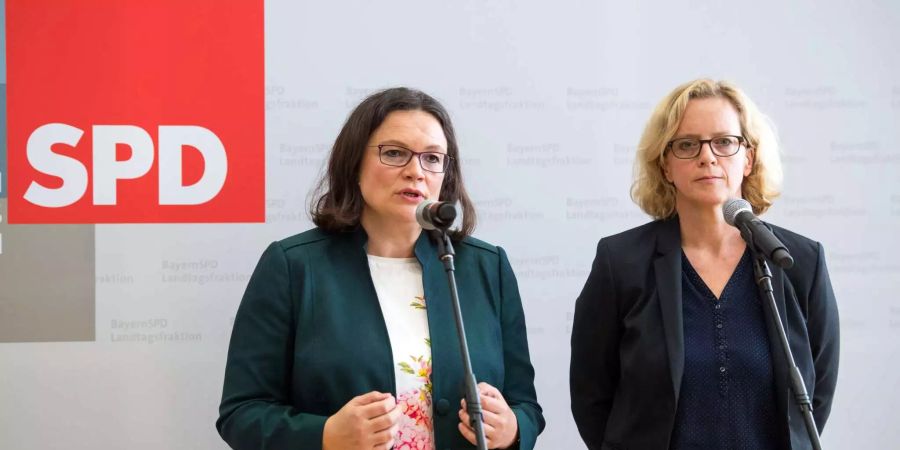 Die SPD-Vorsitzende Andrea Nahles (l.) und die Landesvorsitzende der Bayern SPD Natascha Kohnen (r.) sprechen bei einer Pressekonferenz nach einem gemeinsamen Treffen der nationalen und der bayrischen SPD in München.