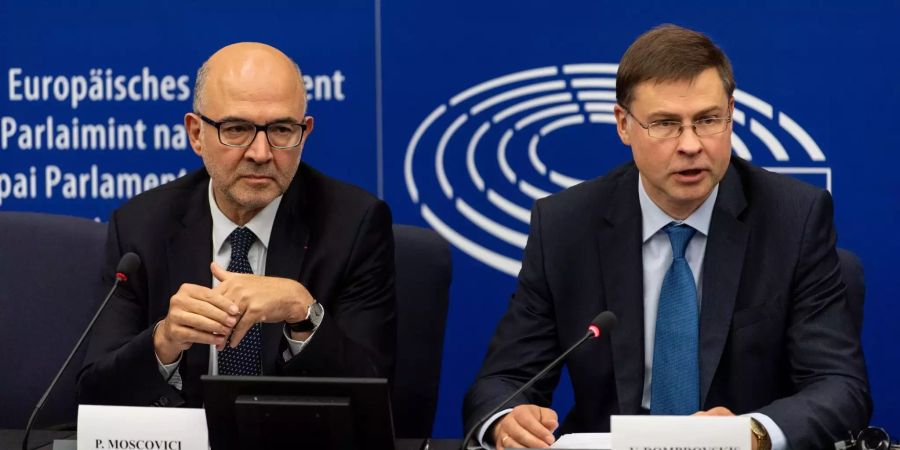 Pierre Moscovici (links) und Valdis Dombrovskis (rechts) bei der Pressekonferenz der EU-Kommission in Strassburg.