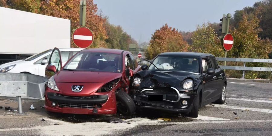 Die beiden Autos liegen auf der Strasse.