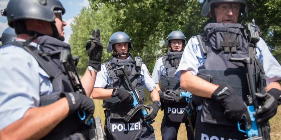 Polizisten in sogenannter schwerer ballistische Schutzausstattung stehen nach einer Einsatzübung bei der Bereitschaftspolizei in Rheinland-Pfalz zusammen.