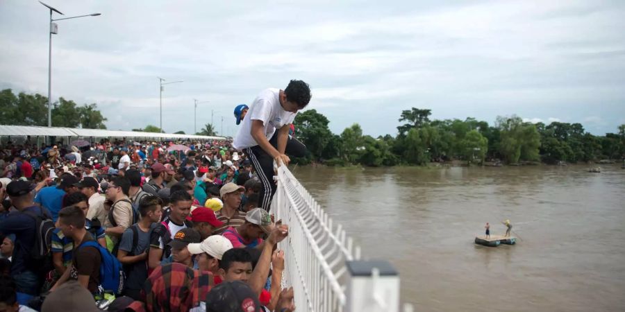 Migranten, die nach Mexiko wollen, springen von einer Grenzbrücke zwischen Mexiko und Guatemala in den Fluss Suchiate.