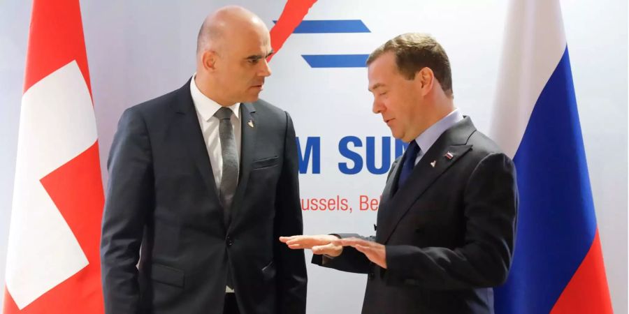 Bundespräsident Alain Berset (l) und Russlands Premierminister Dmitri Medwedew unterhalten sich.