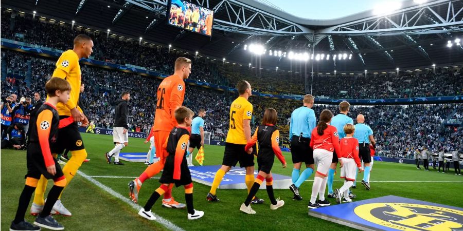 YB läuft beim letzten Spiel ins Stadion von Juventus Turin ein.