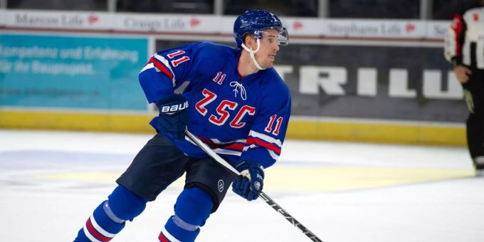 Roman Cervenka vom ZSC kontrolliert den Puck. Roman Cervenka vom ZSC kontrolliert den Puck.