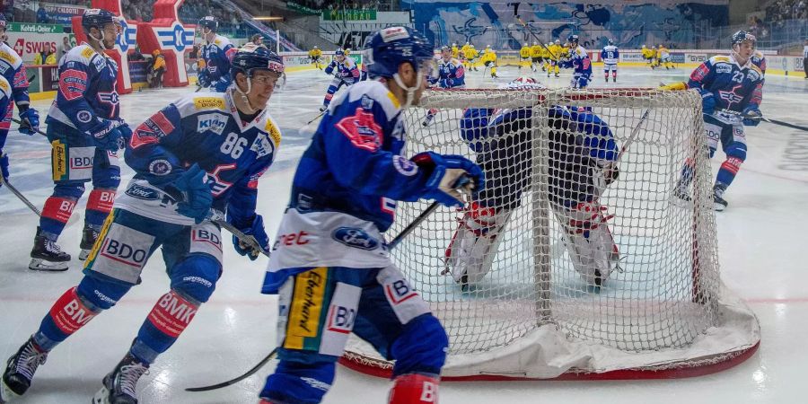 Die Spieler des EHC Kloten auf dem Eis im Schluefweg.