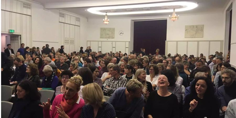 Über 300 Personen kamen zum Podiumsgespräch zwischen Lehrpersonen und Kantonsräten. Der Saal im Zürcher Volkshaus war übervoll.