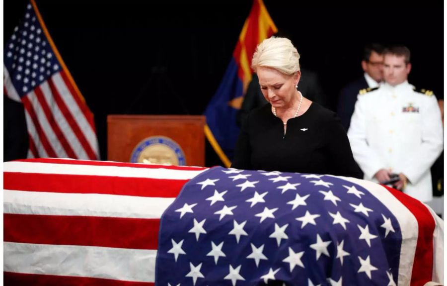 Cindy McCain weint am Sarg um ihren verstorbenen Ehemann John McCain.