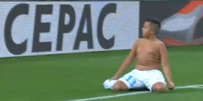 Ein junger Marseille-Fan jubelt nach seinem Anstoss-Treffer. Ein junger Marseille-Fan jubelt nach seinem Anstoss-Treffer.