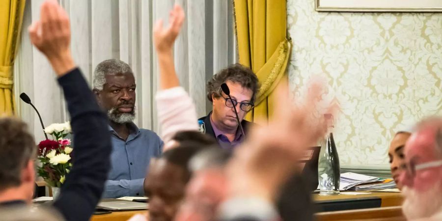 Die Stadträte Michel Agnant (links) und Jerome Christen von der Partei «Vevey Libre» während der Sitzung des Kommunalparlaments.